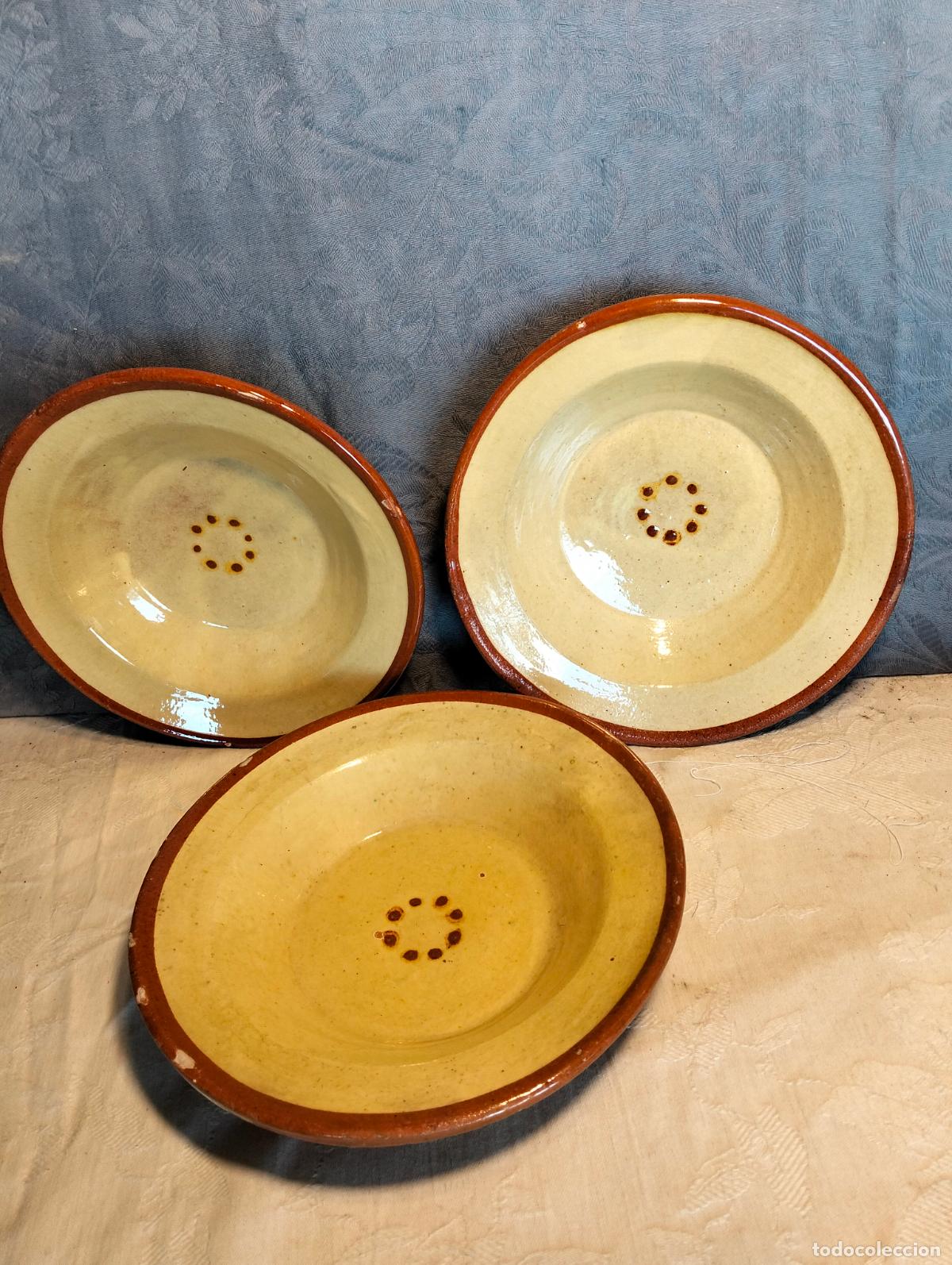 Antig&uuml;edades: Trio de plato platos de ceramica tradicional Catalana de la Bisbal dibujo circular a&ntilde;os 20-30
