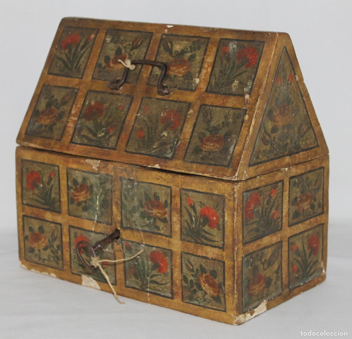 Antig&uuml;edades: Arqueta de madera policromada con llave. Decoraci&oacute;n floral popular. Siglo XVIII-XIX