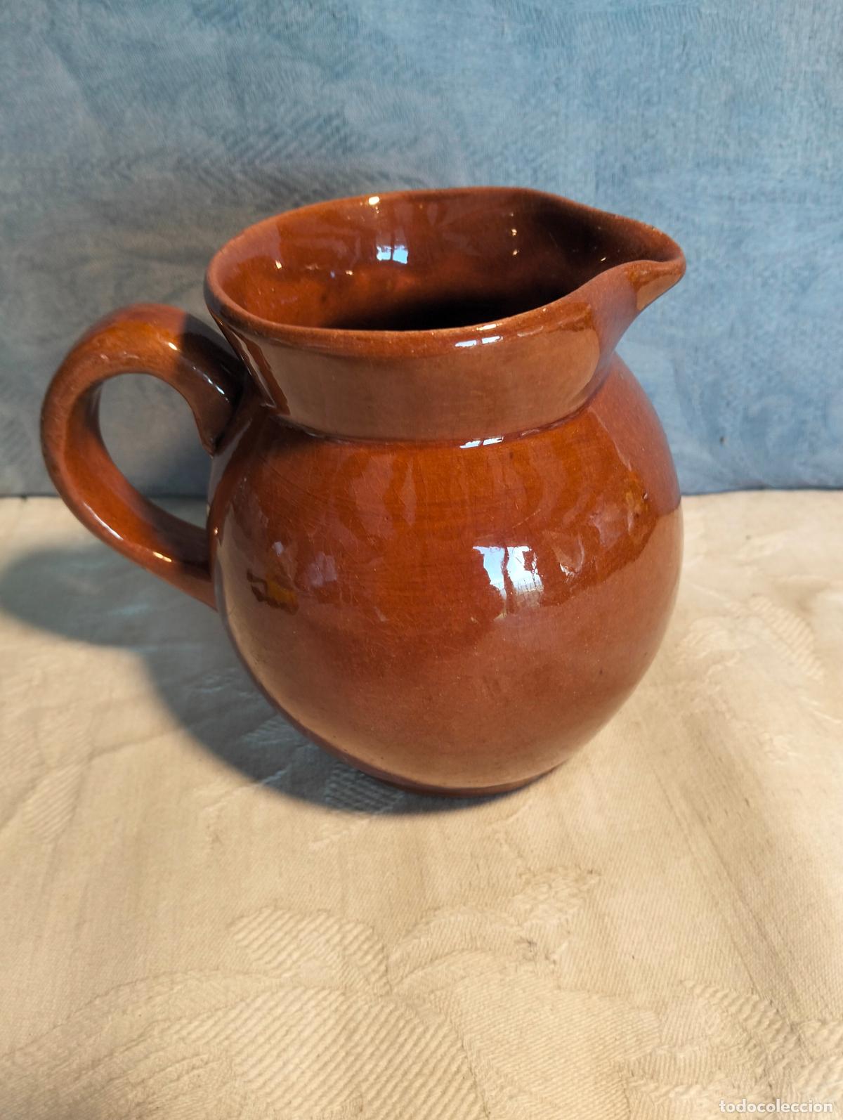 Antig&uuml;edades: Jarra lechera de ceramica vidriada color marr&oacute;n con asa para l&iacute;quidos de los a&ntilde;os 60-70