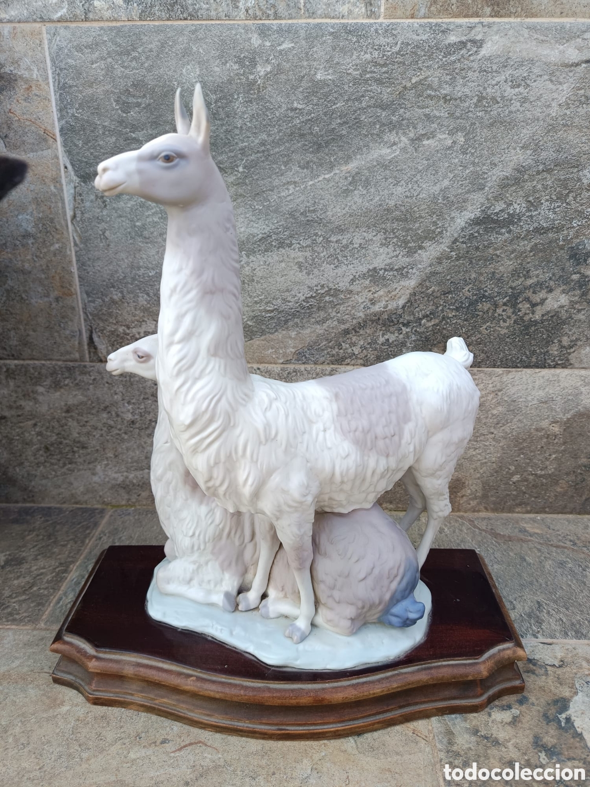 Antig&uuml;edades: DESCATALOGADA Y CAR&Iacute;SIMA PORCELANA LLADR&Oacute;. LLAMAS. INTACTA SIN GOLPES NI ROTURAS. PEGADA A LA BASE.