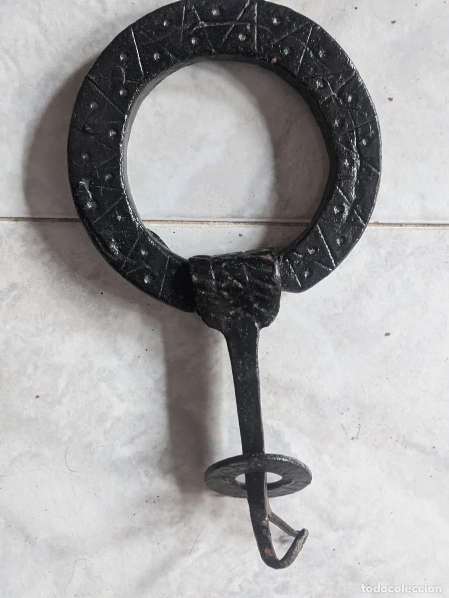 Antiques: Antigua argolla aldaba en forja antigua espa&ntilde;ola - Picaporte de hierro con decoraci&oacute;n incisa y clavo