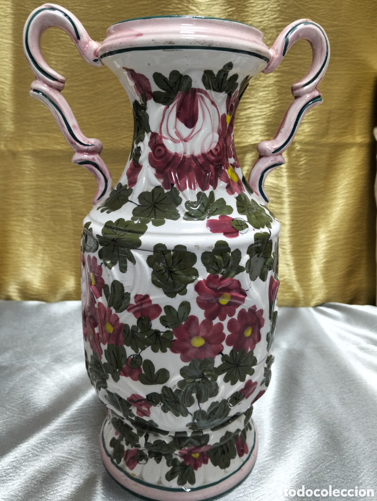 Antig&uuml;edades: jarr&oacute;n vintage de cer&aacute;mica de estilo cl&aacute;sico con dos asas.