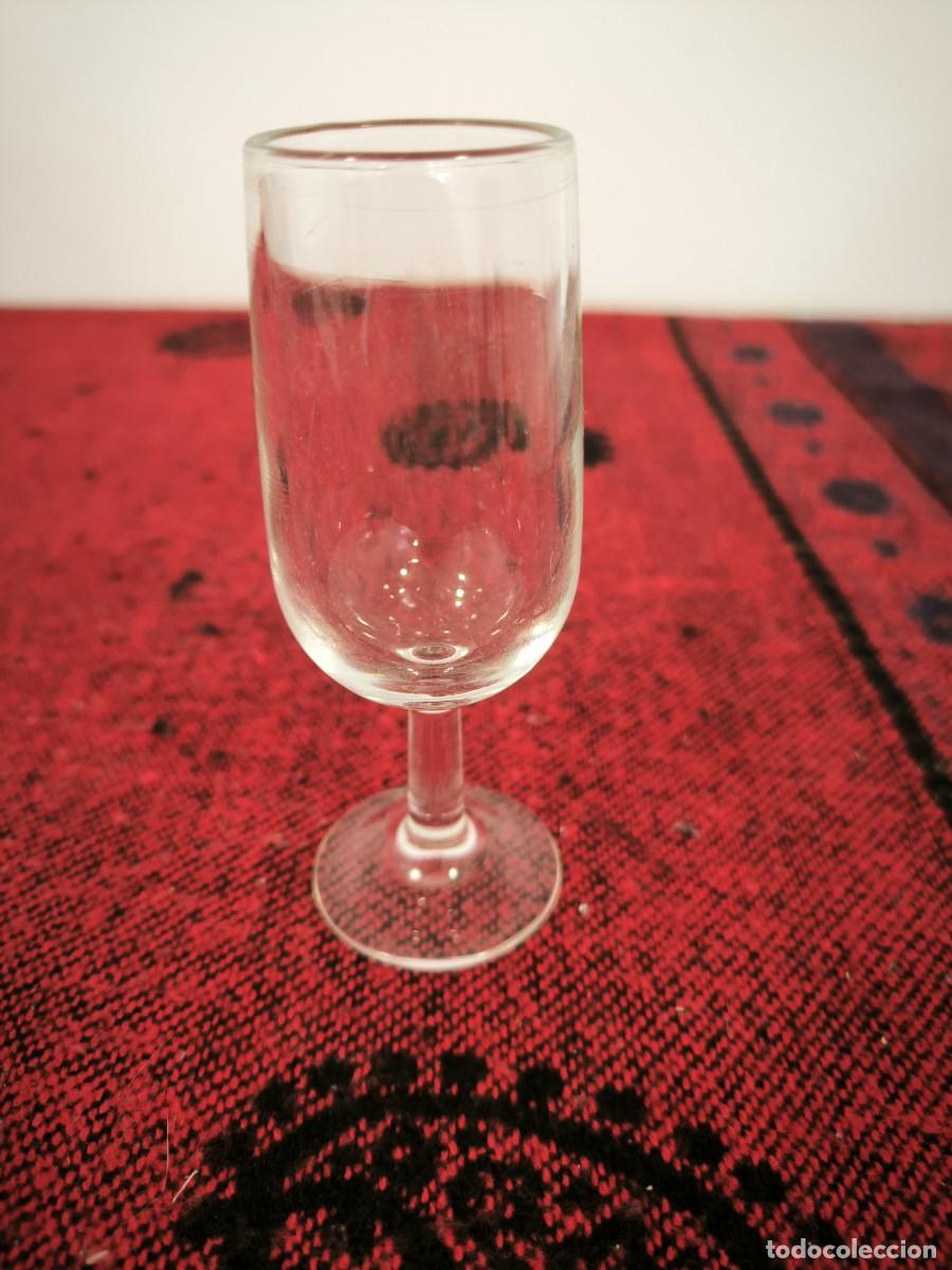 Antig&uuml;edades: Copa De Chupito Con Pie De Cristal &ndash; Dise&ntilde;o Elegante Para Licores