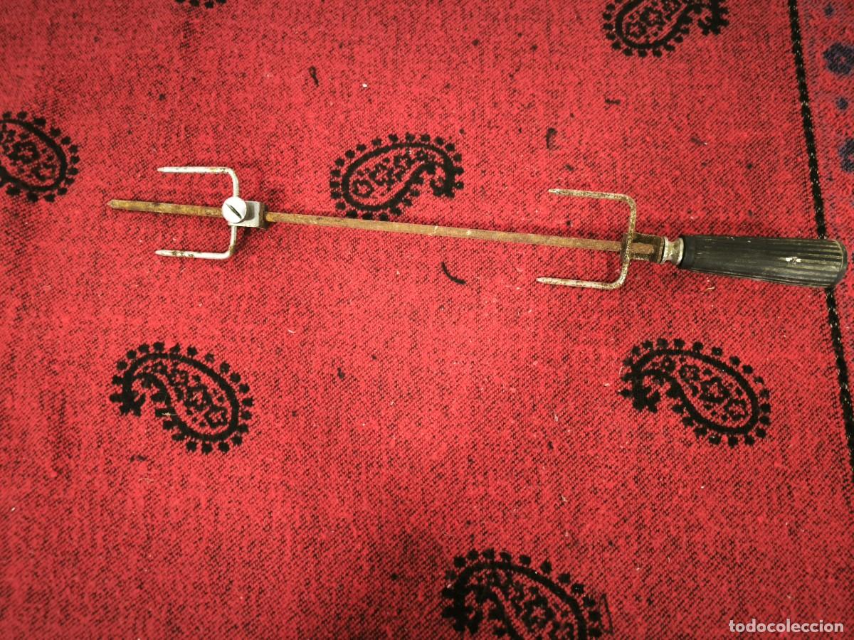 Antig&uuml;edades: Tenedor Asador Met&aacute;lico Vintage &ndash; Pincho Largo Para Barbacoa Con Mango