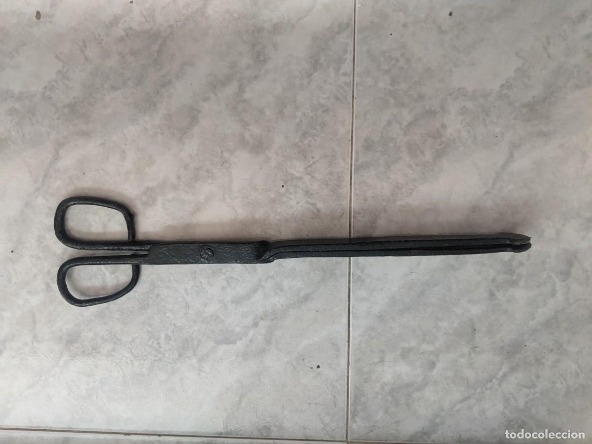Antig&uuml;edades: Antigua tijera / tenaza de chimenea para brasas en hierro forjado artesanal (43 cm)