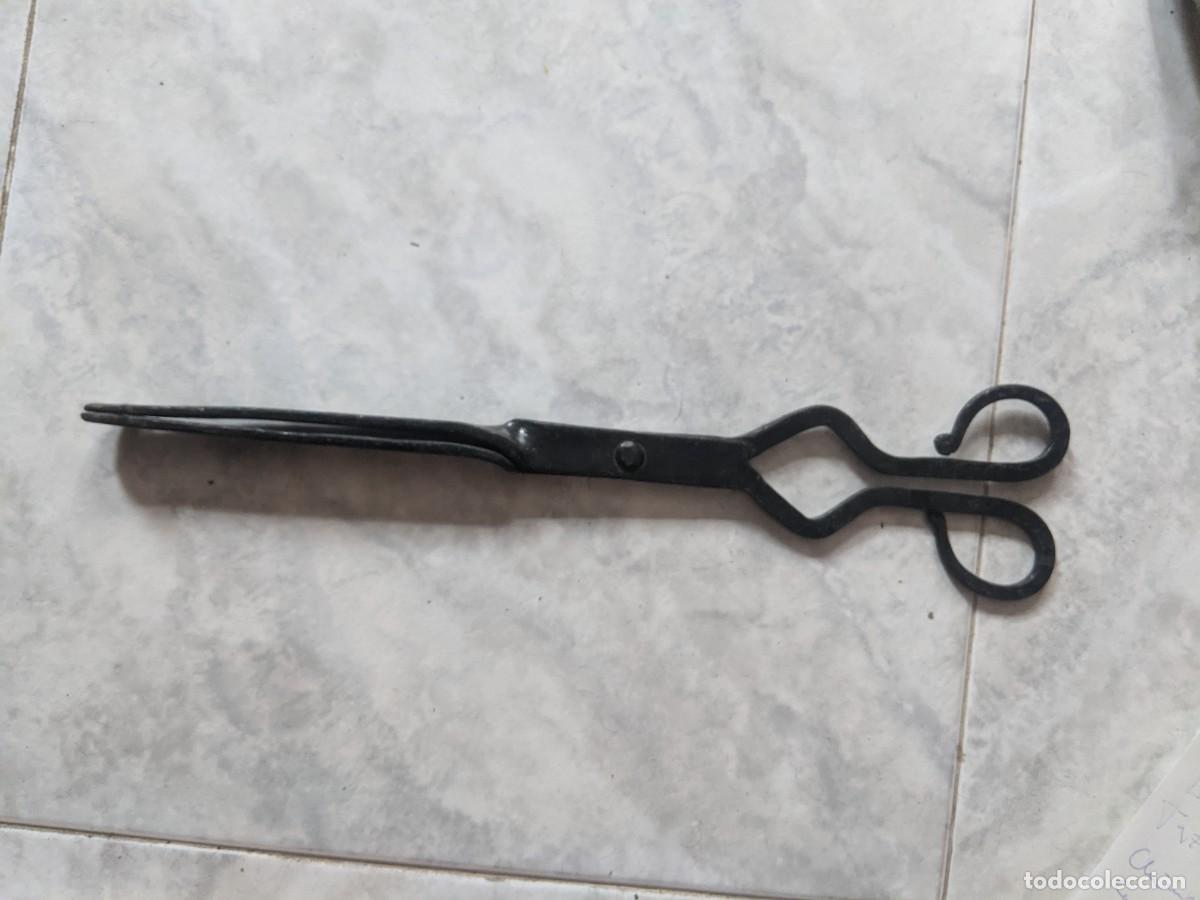 Antig&uuml;edades: Antigua tijera / tenaza de chimenea en hierro forjado decorado - S. XVIII-XIX