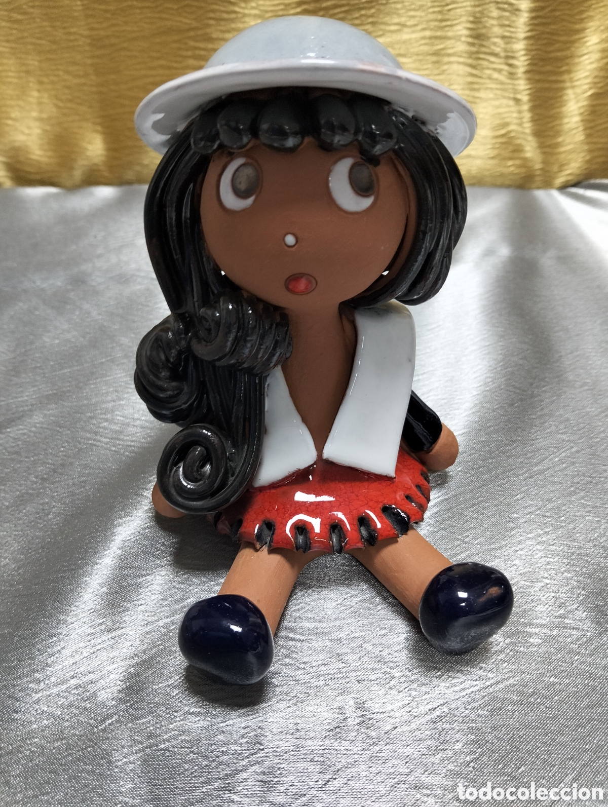 Antig&uuml;edades: una mu&ntilde;eca de barro, la cual es un objeto de colecci&oacute;n. - Foto 1