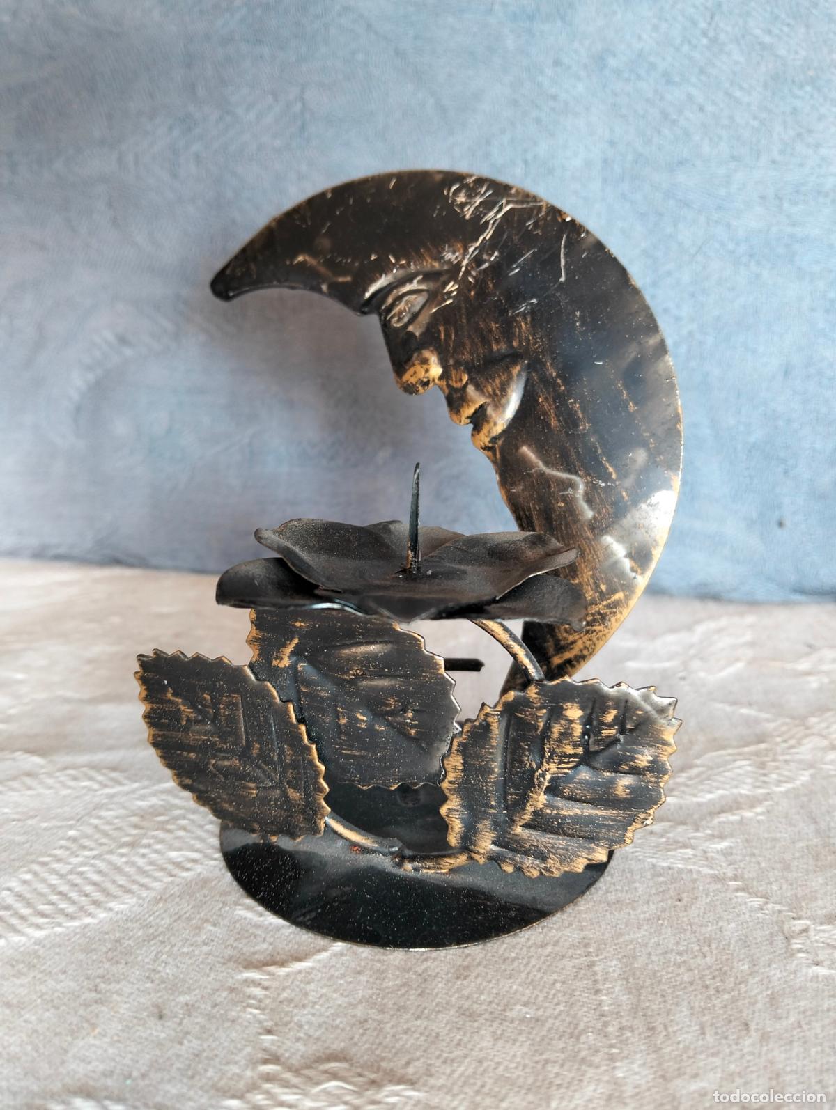 Antig&uuml;edades: Candelabro palmatoria de hojalata con luna y hojas de los a&ntilde;os 70 de hojalata negra