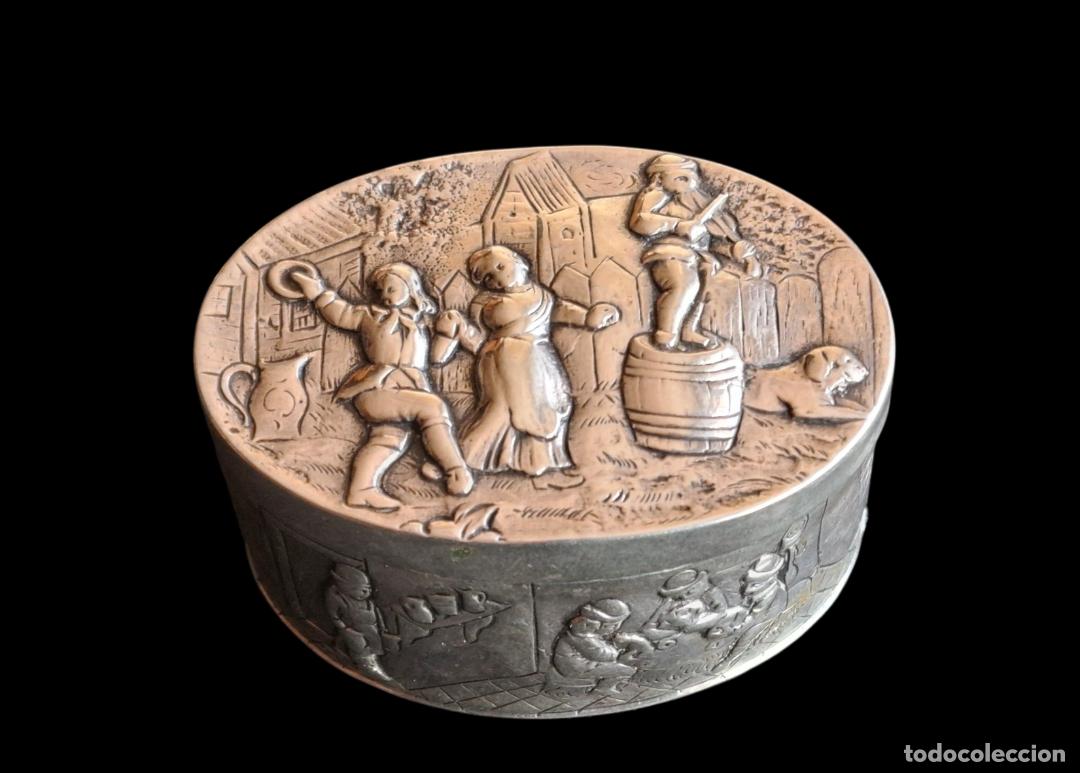 Antig&uuml;edades: (PIT-260402)PASTILLERO DE PLATA REPUJADA CON MOTIVOS MUSICALES