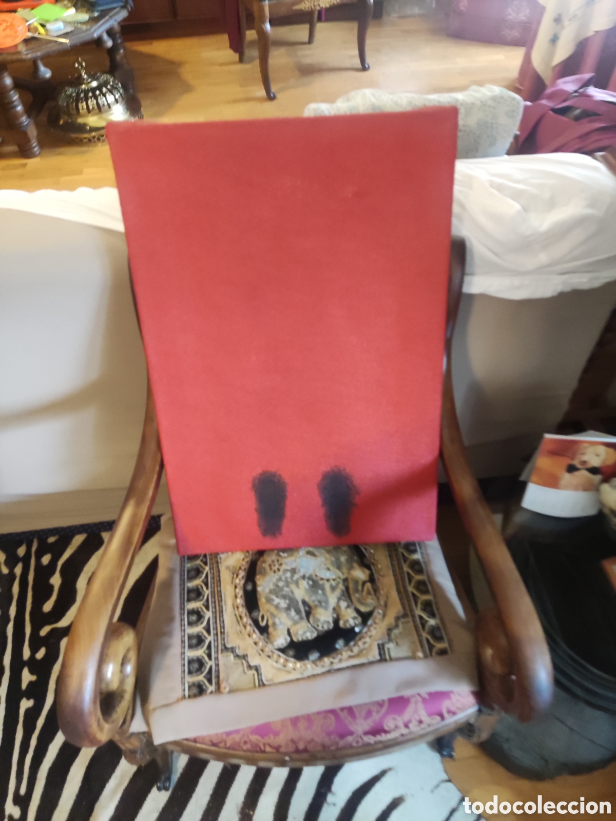 Antig&uuml;edades: V&iacute;ctor mira lienzo Arpillera