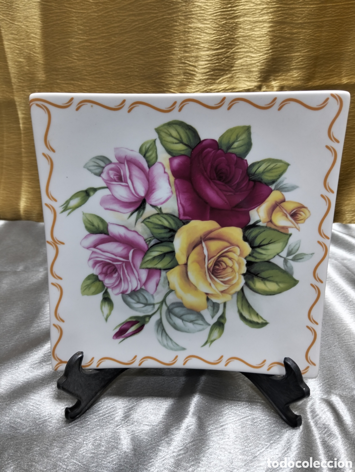 Antig&uuml;edades: bandeja decorativa de cer&aacute;mica con un dise&ntilde;o de rosas pintadas y un borde con detalles dorados.