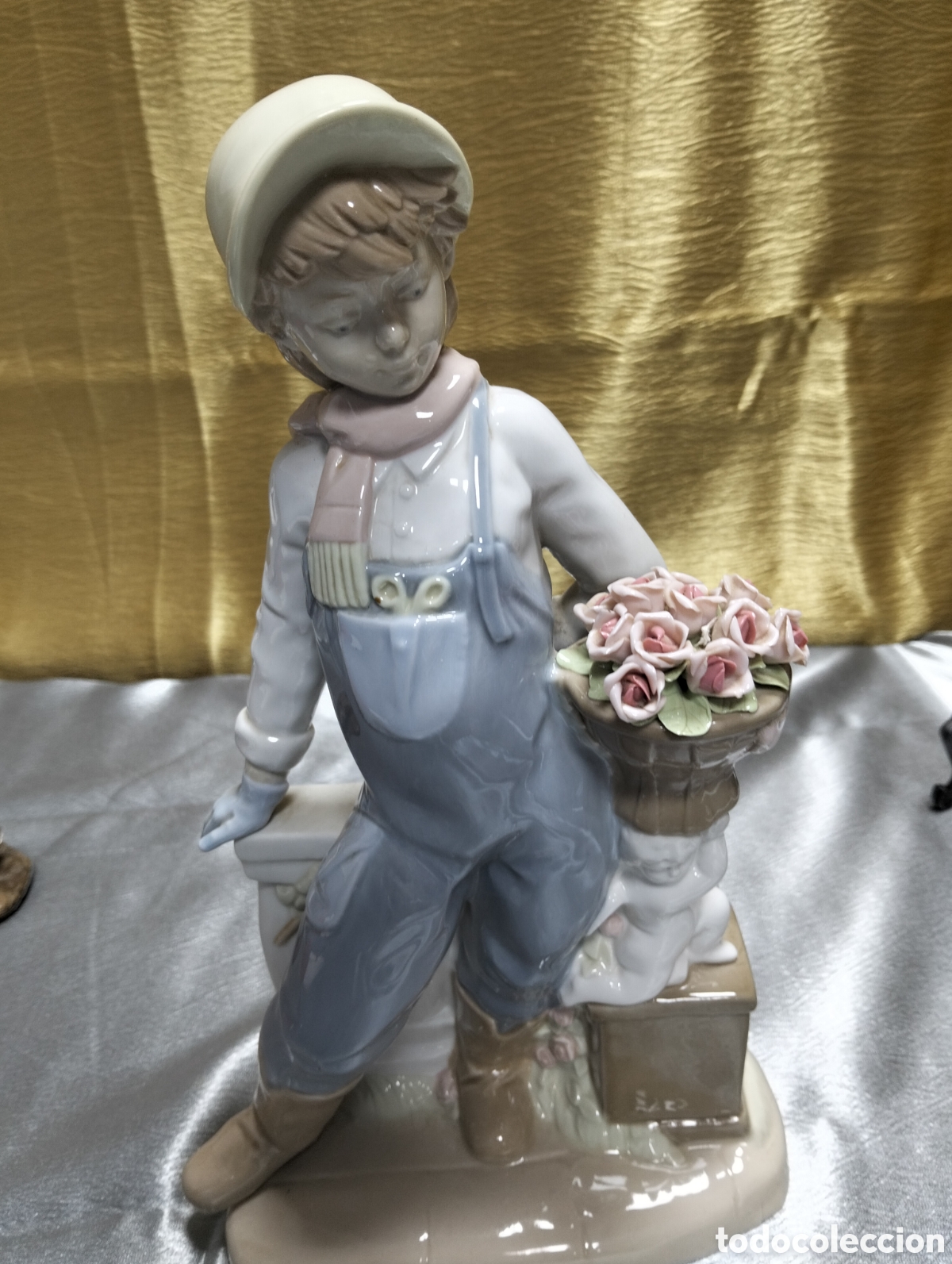 Antig&uuml;edades: una figura de porcelana de la marca&nbsp;Nadal, representando a un&nbsp;ni&ntilde;o con un ramo de flores.&nbsp;30 aprox