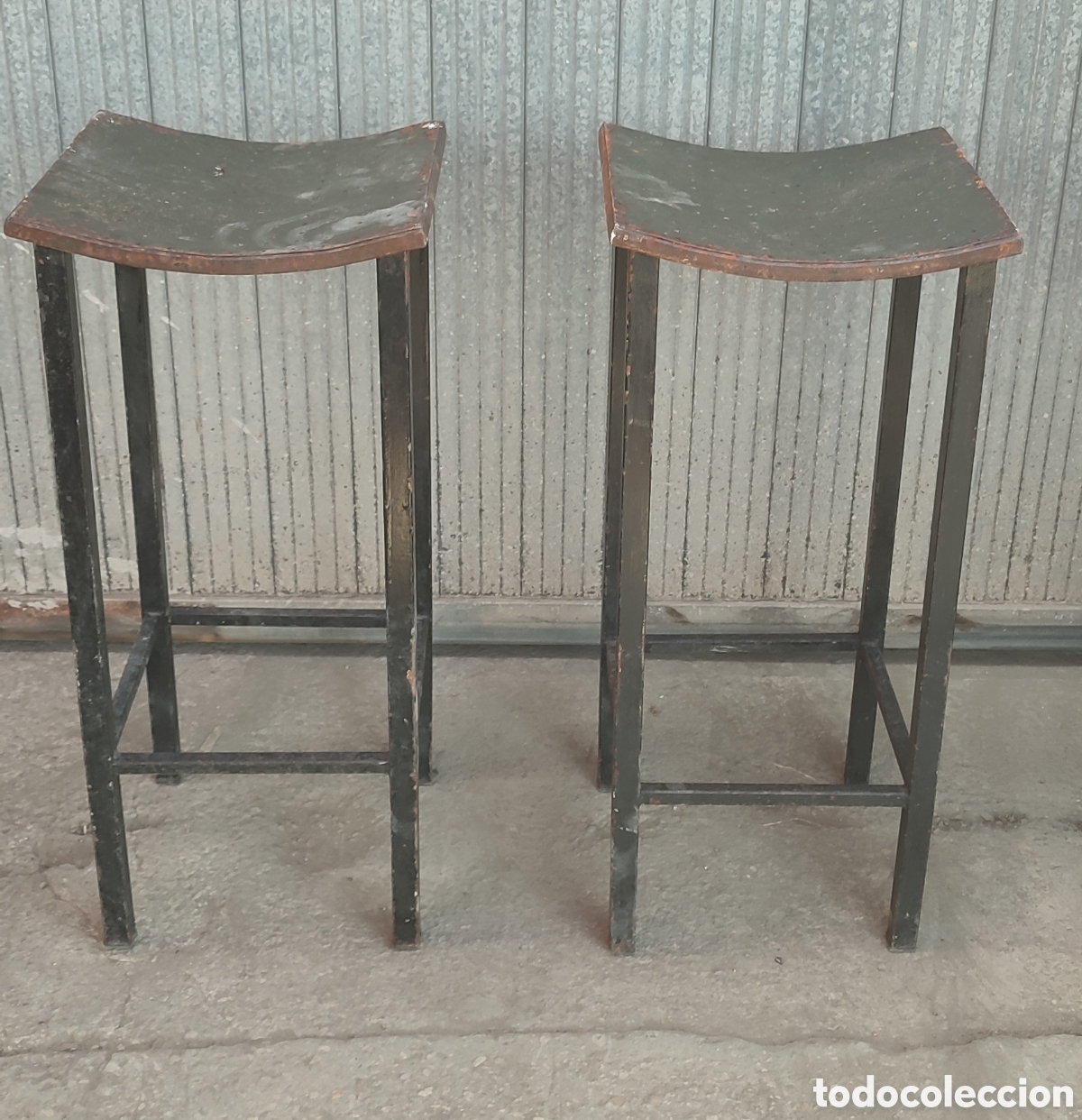 Antig&uuml;edades: Dos taburetes de hierro estilo industrial para restaurar, una lijadita y pintura. Asientos curvados