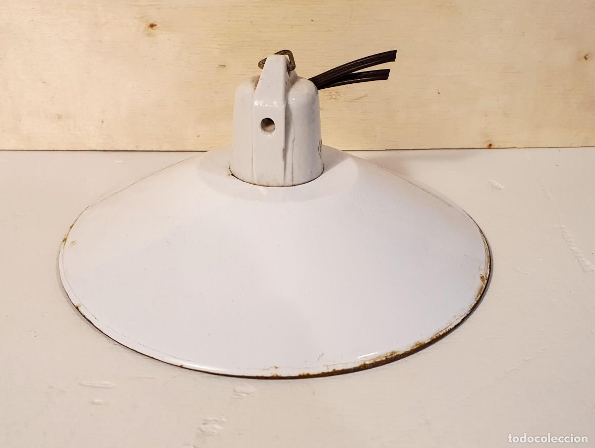 Antig&uuml;edades: L&aacute;mpara esmaltada a&ntilde;os 50.