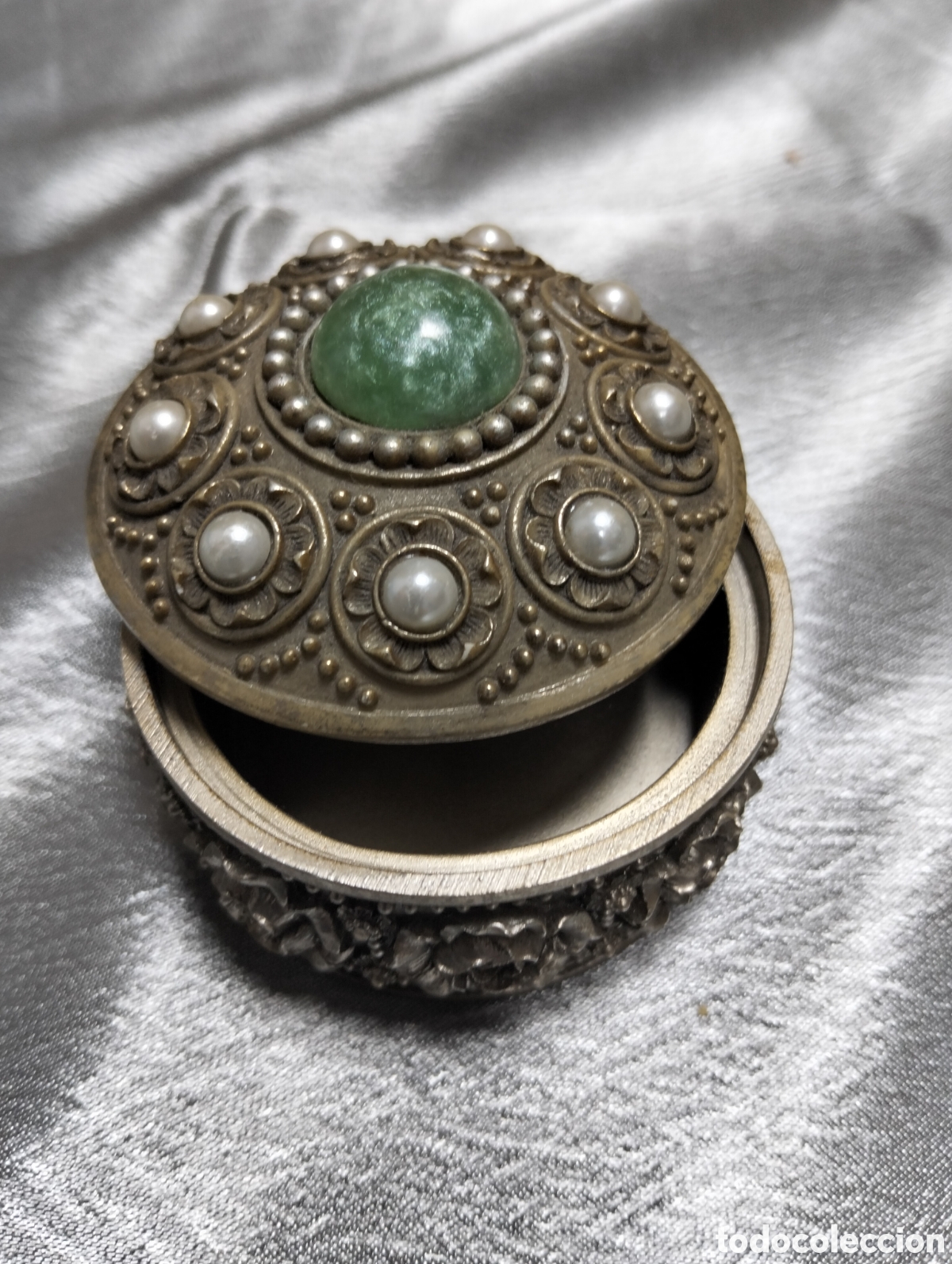 Antig&uuml;edades: joyero antiguo, decorado con una piedra