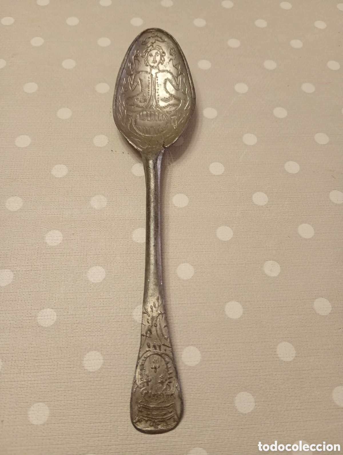 Antig&uuml;edades: Cuchara de peltre francesa. S. XVIII. Escudo de los Borbones. Hombre sobre barrica de vino