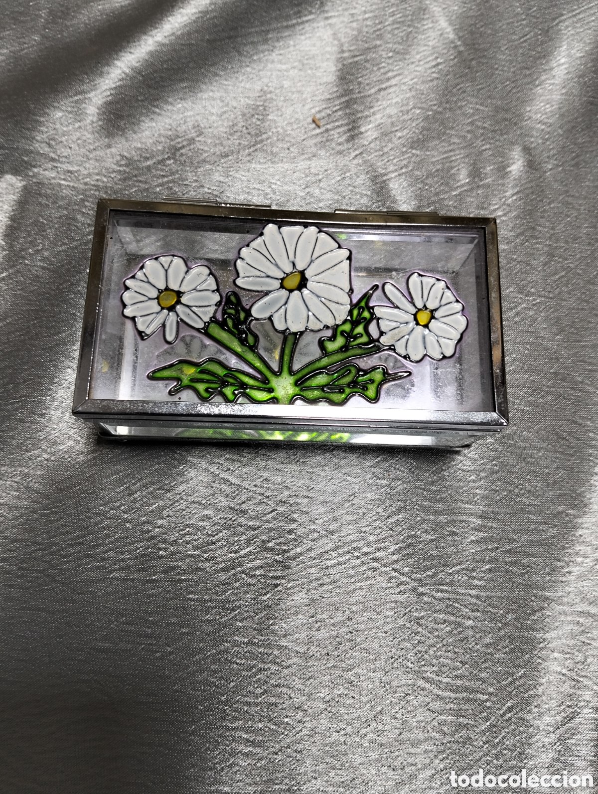 Antig&uuml;edades: &nbsp;joyero de cristal vintage&nbsp;con un dise&ntilde;o decorativo de flores en la tapa y un fondo de espejo.