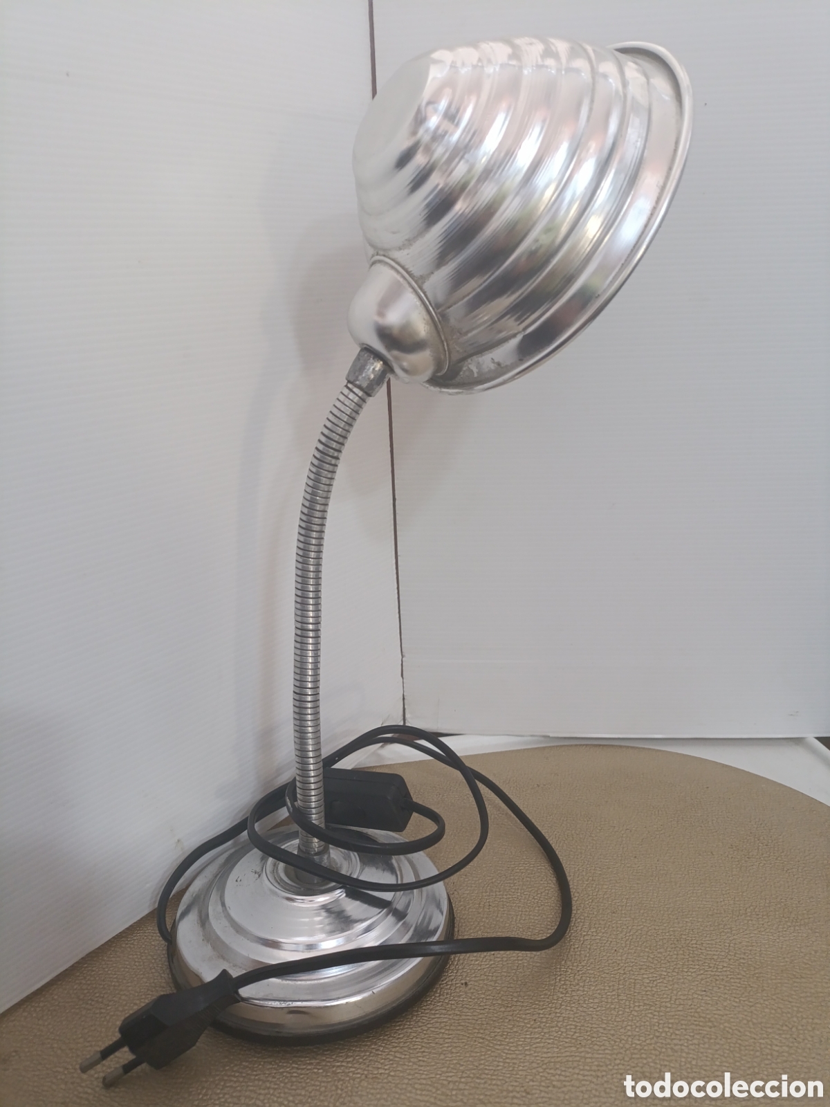 Antig&uuml;edades: Lampara de aluminio de escritorio