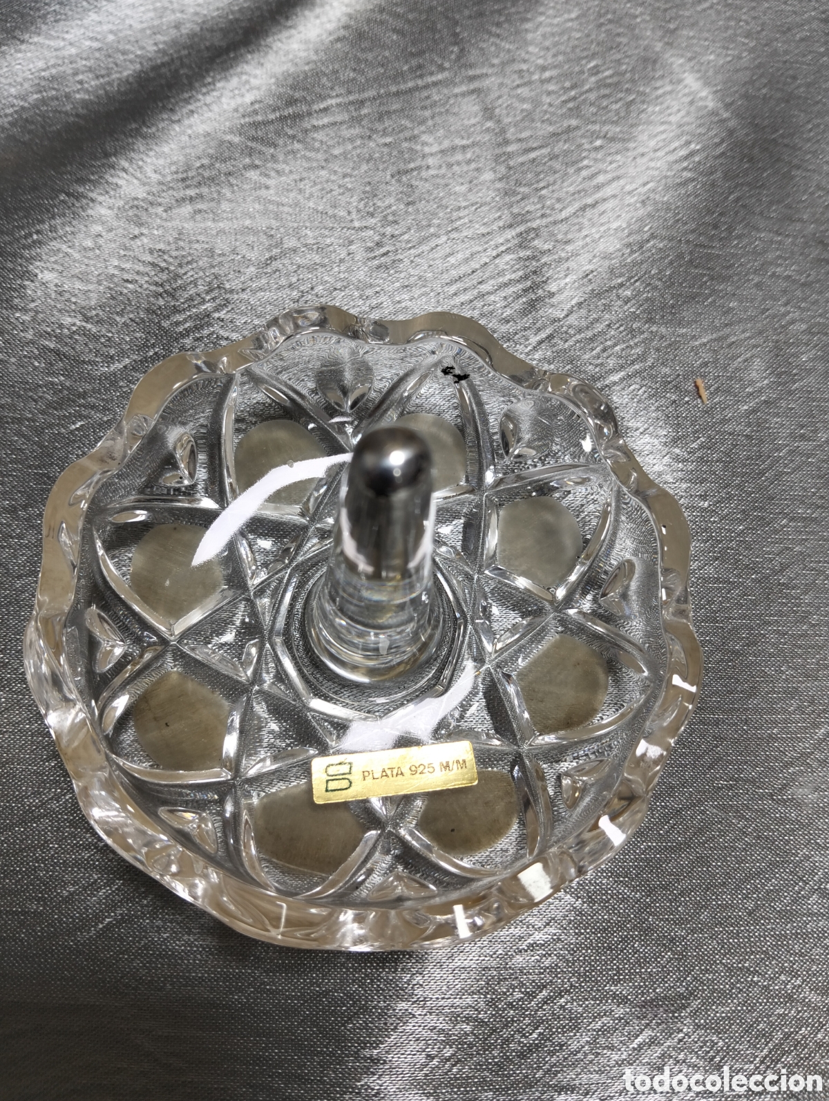 Antig&uuml;edades: un&nbsp;porta anillos de cristal&nbsp;tallado dise&ntilde;ado para exhibir y organizar joyas en superficies como toca