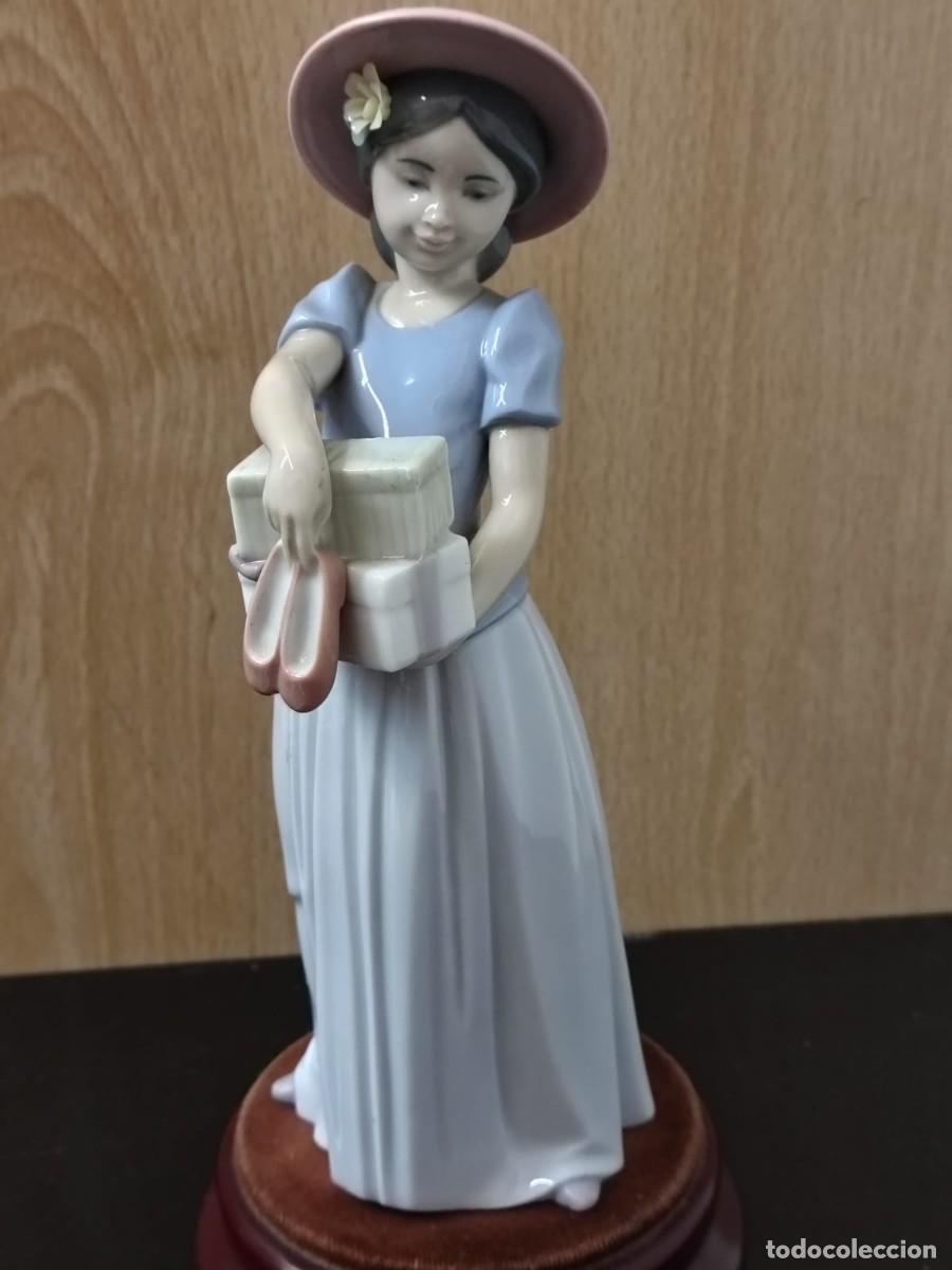 Antig&uuml;edades: Figura de porcelana original de Lladr&oacute; &rdquo;Zapatos Nuevos&rdquo; aunque originalmente era &rdquo;Peque&ntilde;a Zapatera&rdquo;,