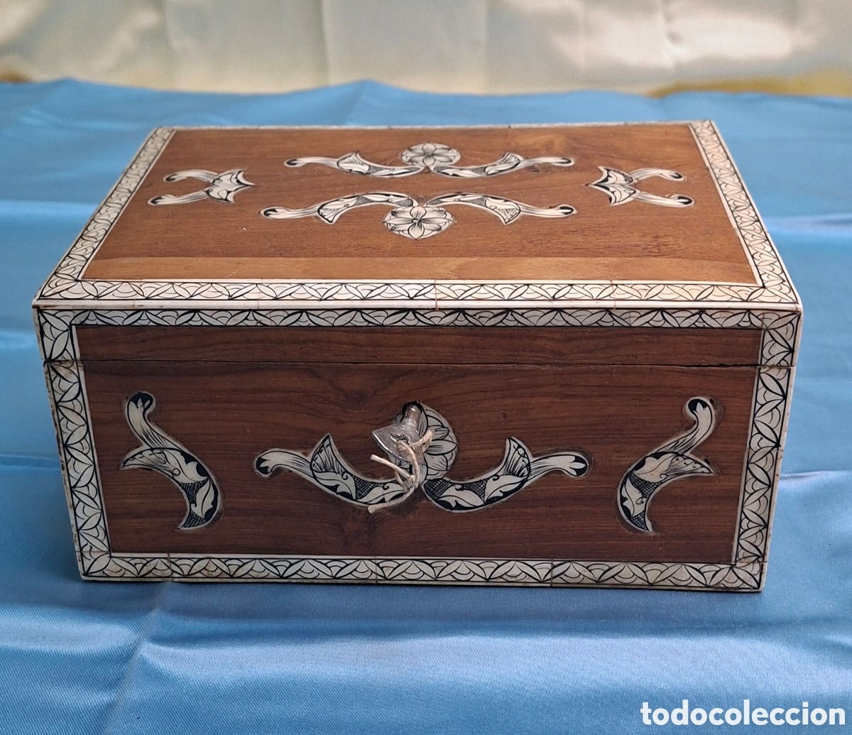 Antig&uuml;edades: Joyero de madera con incrustaciones de hueso