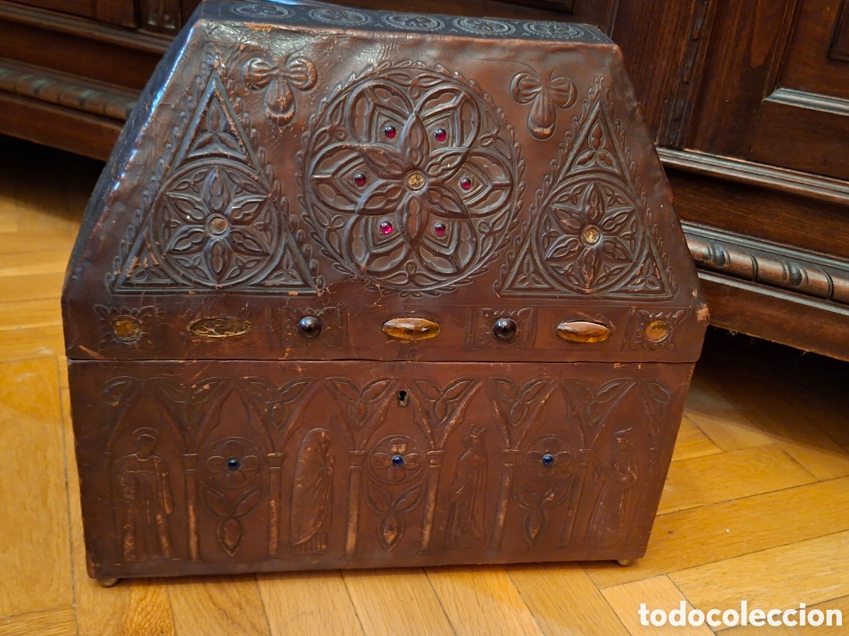 Antig&uuml;edades: Cofre antuguo de piel repujado