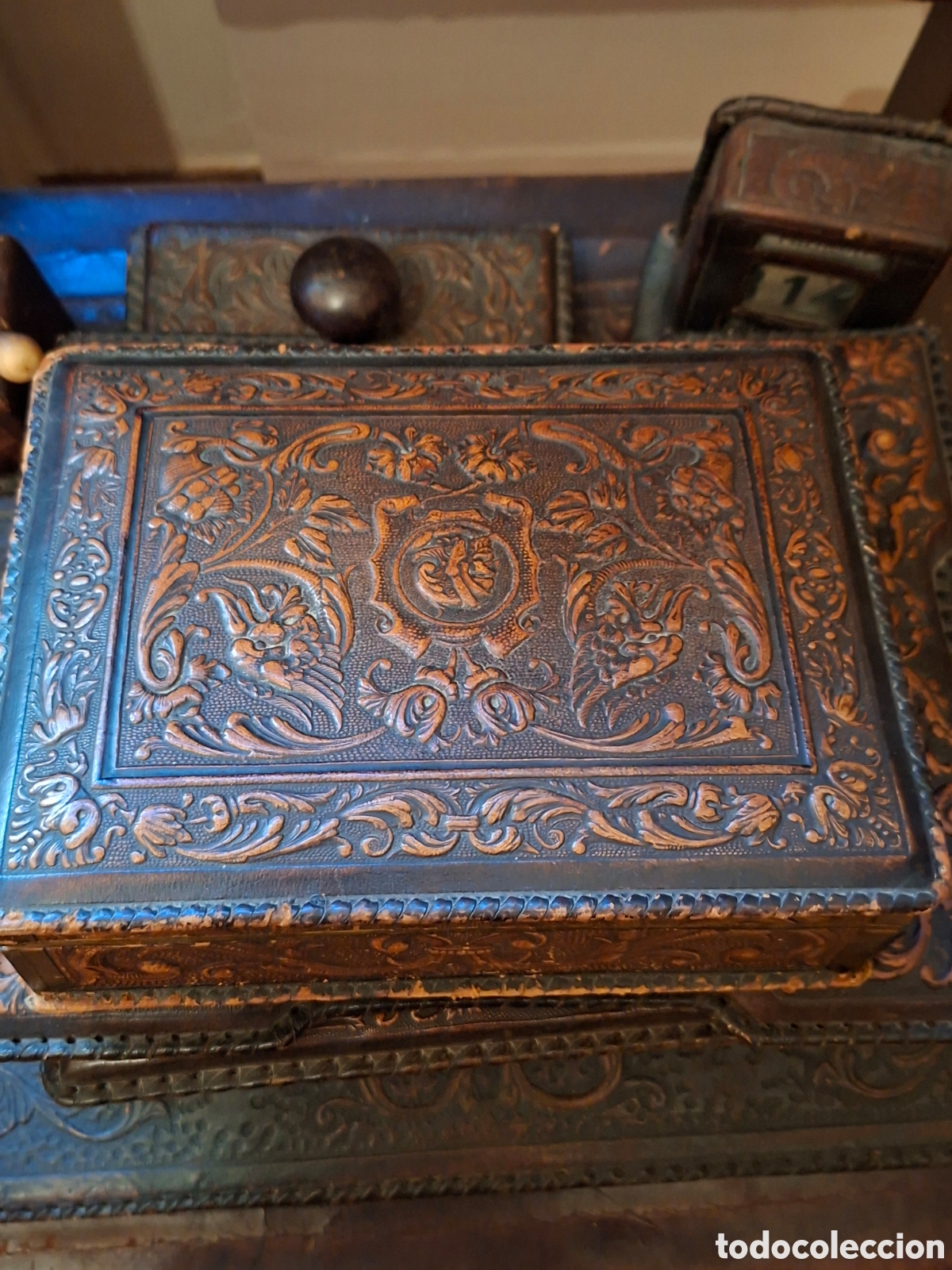 Antig&uuml;edades: Caja de puros de cuero repujado