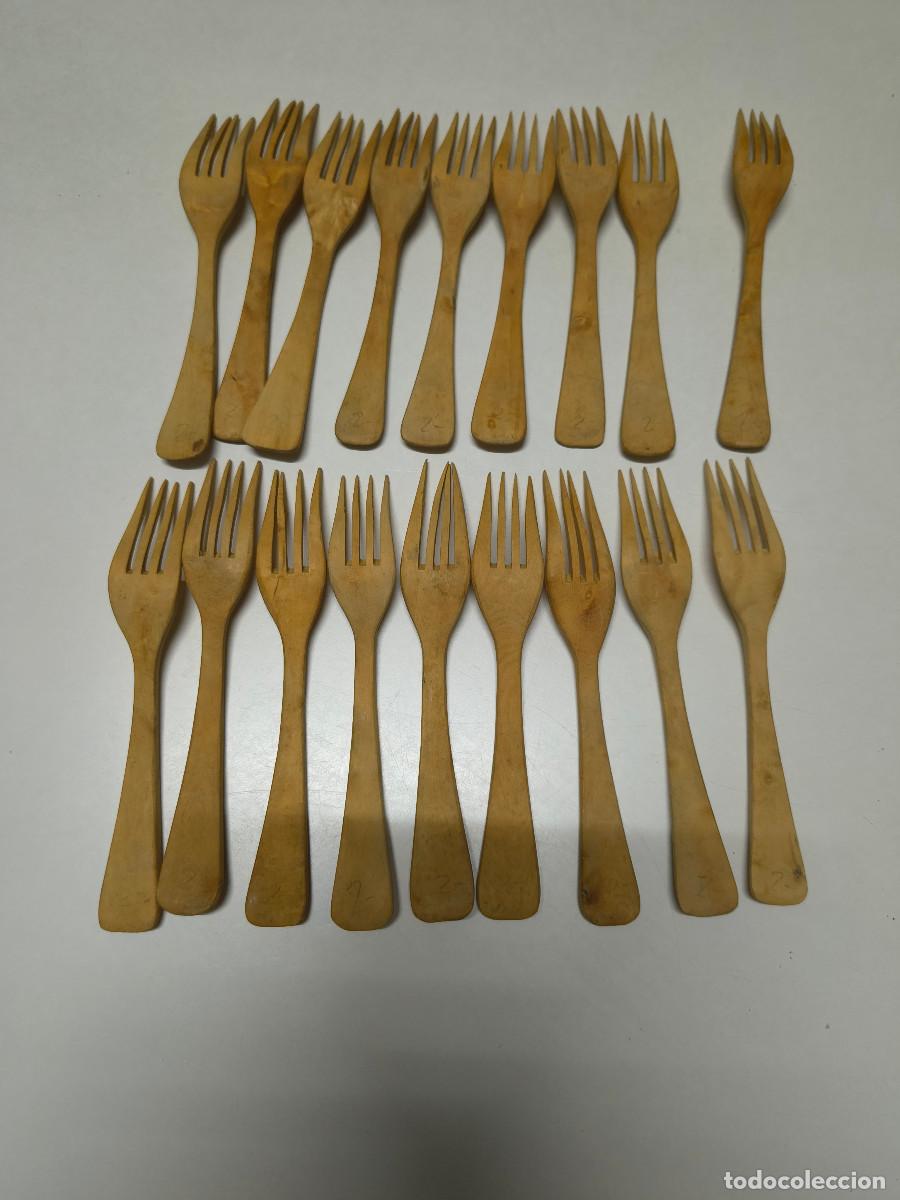 Antig&uuml;edades: Tenedores de madera anguleros antiguos. Lote de 18 unidades