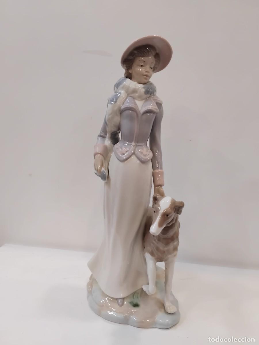 Antig&uuml;edades: Elegante figura de porcelana de Nadal que representa a una dama paseando con su galgo. - Referencia: