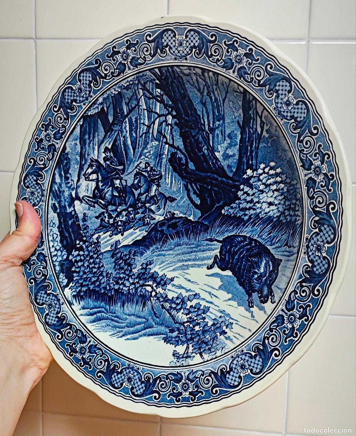 Antig&uuml;edades: GRAN PLATO DELFTS BY BOCH - PARA COLGAR - ESCENA CAZA JABALI A CABALLO - AZUL - DELFT