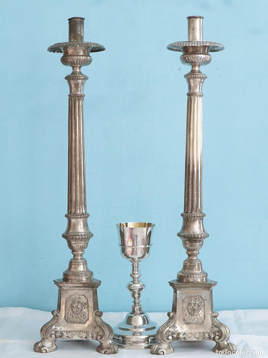 Antig&uuml;edades: Pareja de candeleros de altar en bronce plateado. Miden 65 cm de altura. Hacia 1900.
