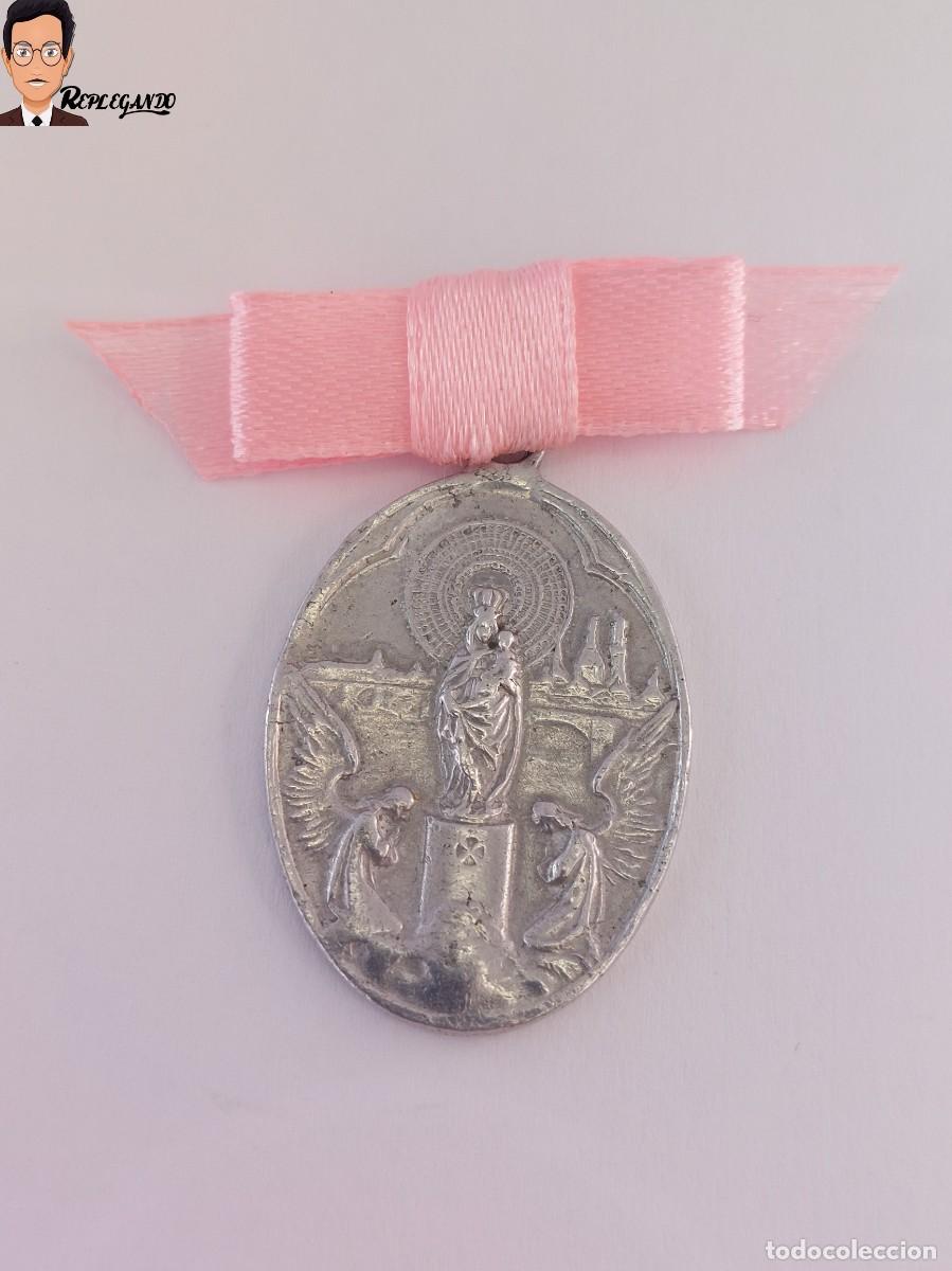 Antig&uuml;edades: ANTIGUA MEDALLA RELIGIOSA VIRGEN DEL PILAR ZARAGOZA Y ESCENA SAGRADA : METAL PLATEADO A&Ntilde;OS 50