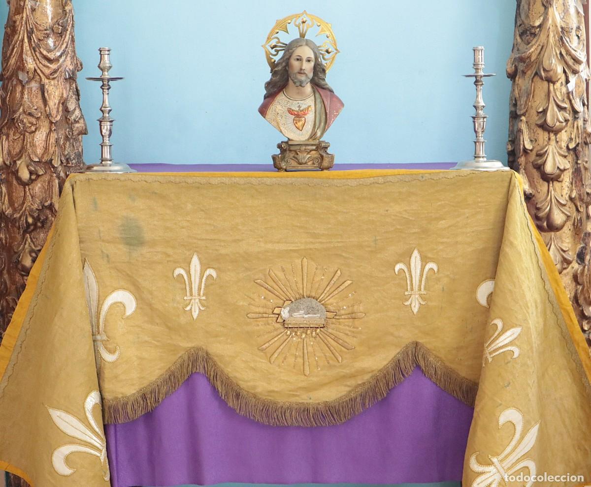 Antig&uuml;edades: Frente de altar confeccionado en tis&uacute; dorado y bordados. Hacia 1900. Mide 237 x 58 cm.