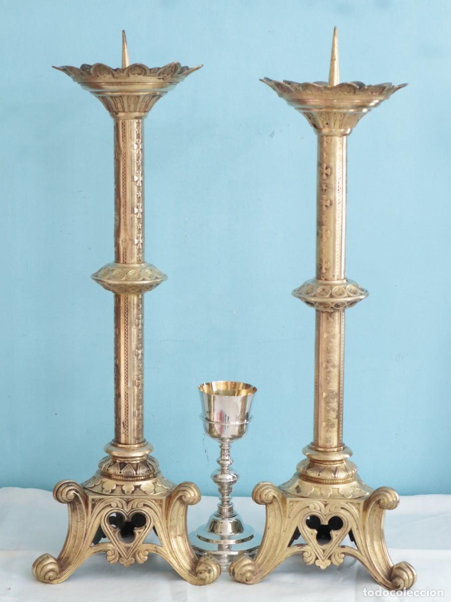 Antig&uuml;edades: Pareja de candeleros neog&oacute;ticos elaborados en bronce dorado. Siglo XIX. Miden 72 cm de altura.