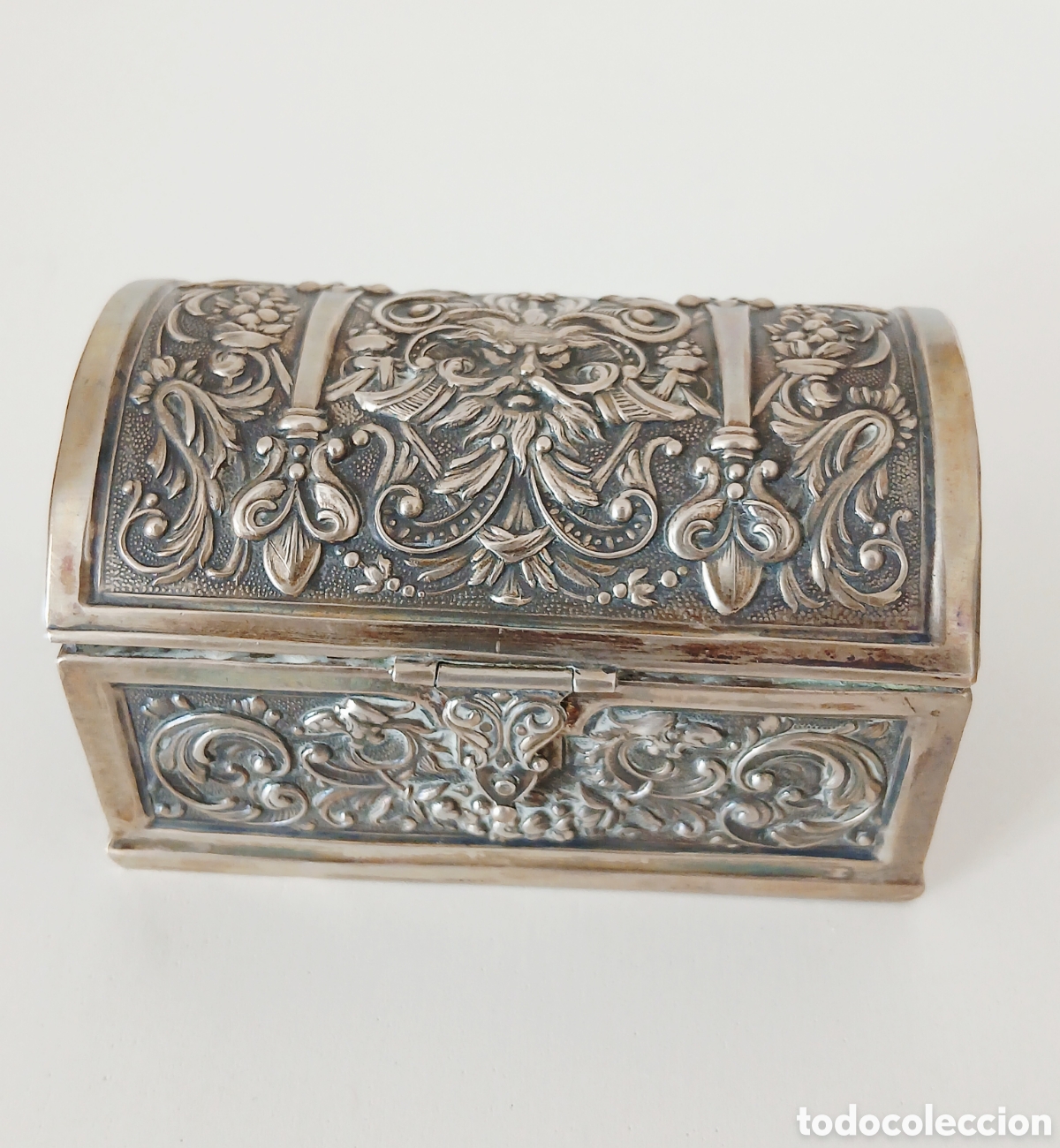 Antig&uuml;edades: Antiguo Joyero Cofre en Plata de Ley Repujada. Motivos Barrocos y Mascar&oacute;n. 161 gr.
