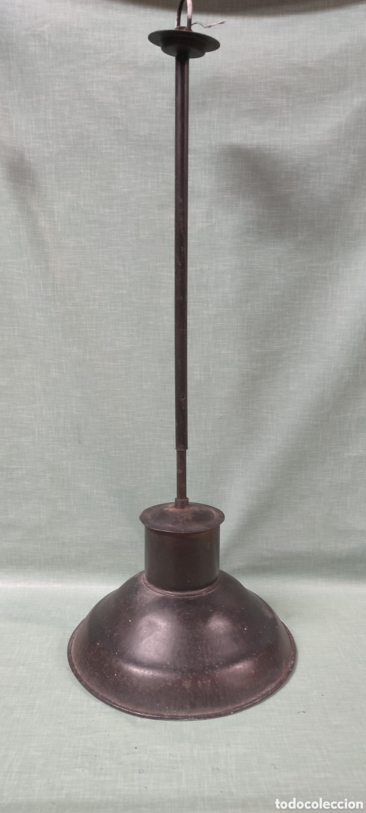 Antig&uuml;edades: Antigua y espectacular lampara de techo industrial de hierro y extensible.