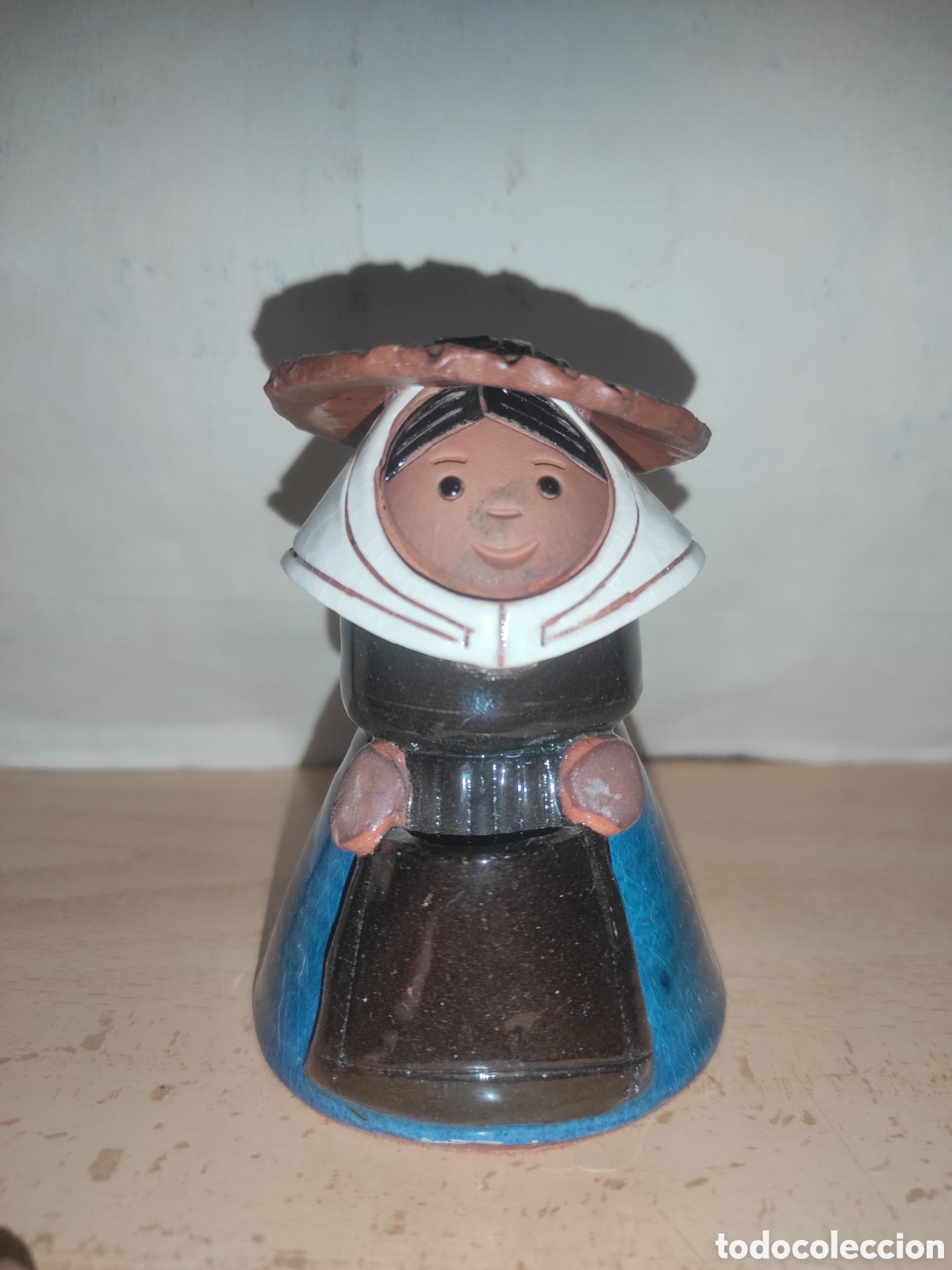 Antig&uuml;edades: Figura de dama de cer&aacute;mica de arcilla roja de Menorca