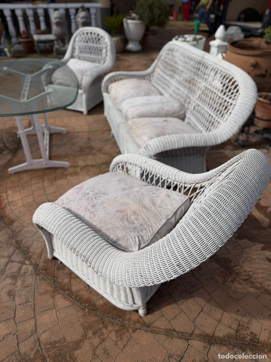 Antig&uuml;edades: Conjunto de mimbre compuesto por sof&aacute; (1.95m) y dos sillones.