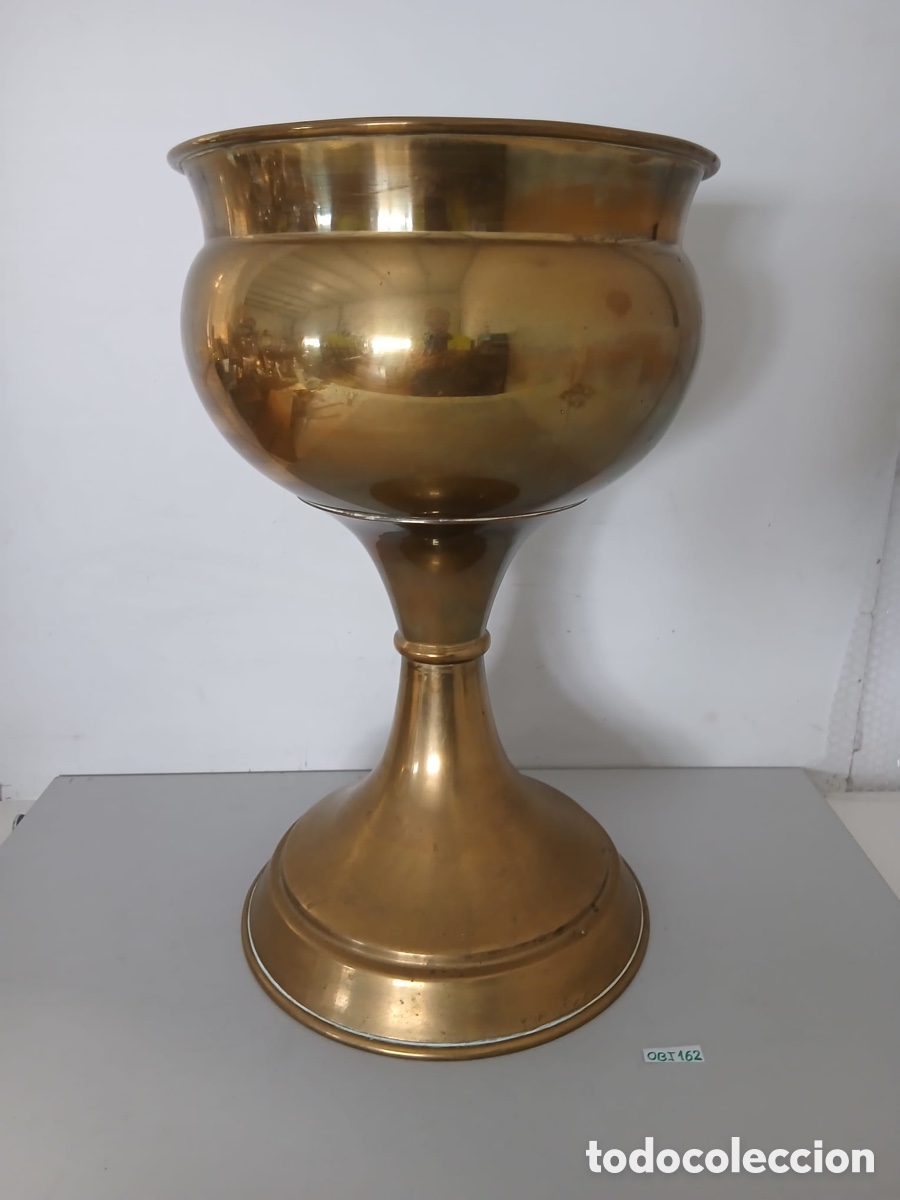 Antig&uuml;edades: Antiguo macetero alto de lat&oacute;n