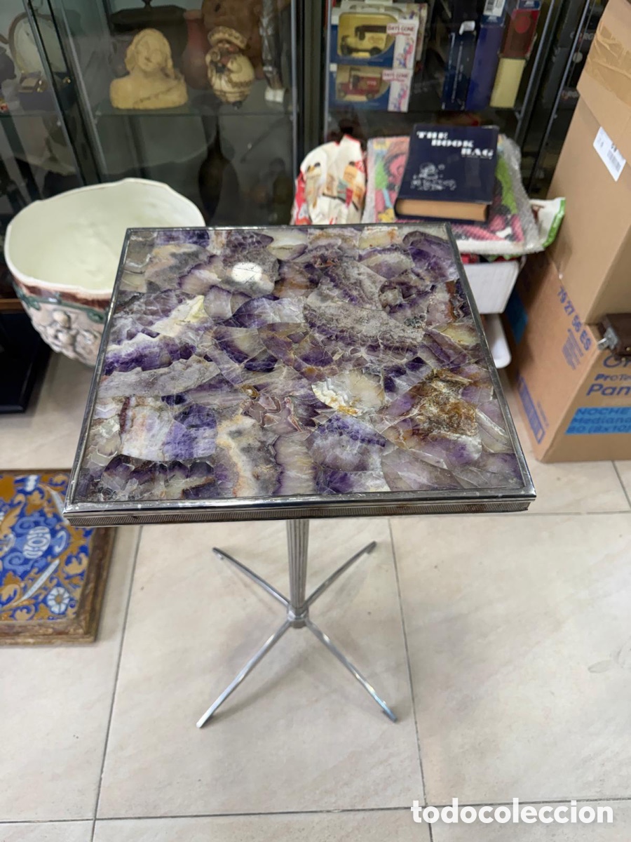 Antig&uuml;edades: Preciosa mesa auxiliar de dise&ntilde;o, THEODORE ALEXANDER, como base una geoda