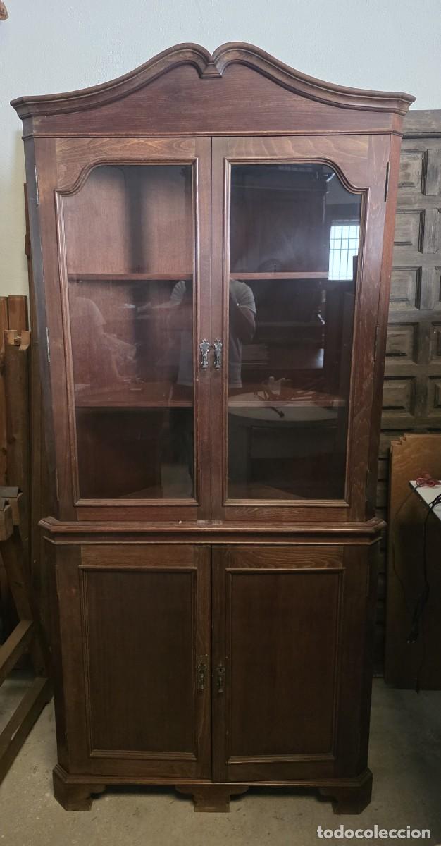 Antig&uuml;edades: Vitrina rinconera de madera maciza