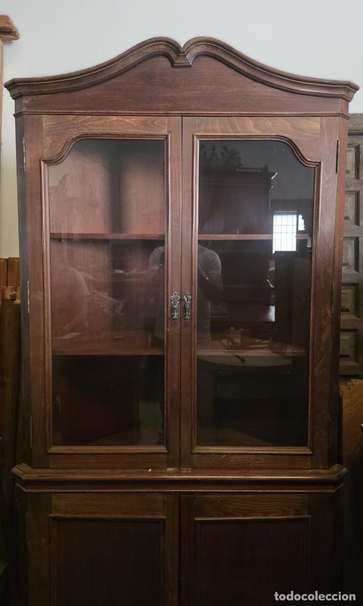Antig&uuml;edades: Vitrina rinconera de madera maciza - Foto 2