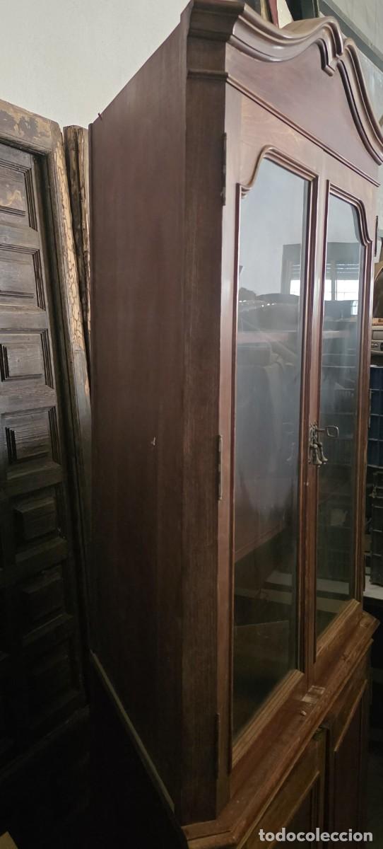 Antig&uuml;edades: Vitrina rinconera de madera maciza - Foto 3