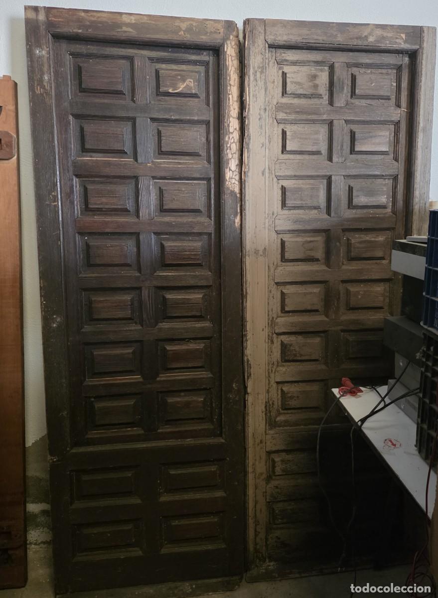 Antig&uuml;edades: Pareja de puertas de cuarterones con sus contraventanas