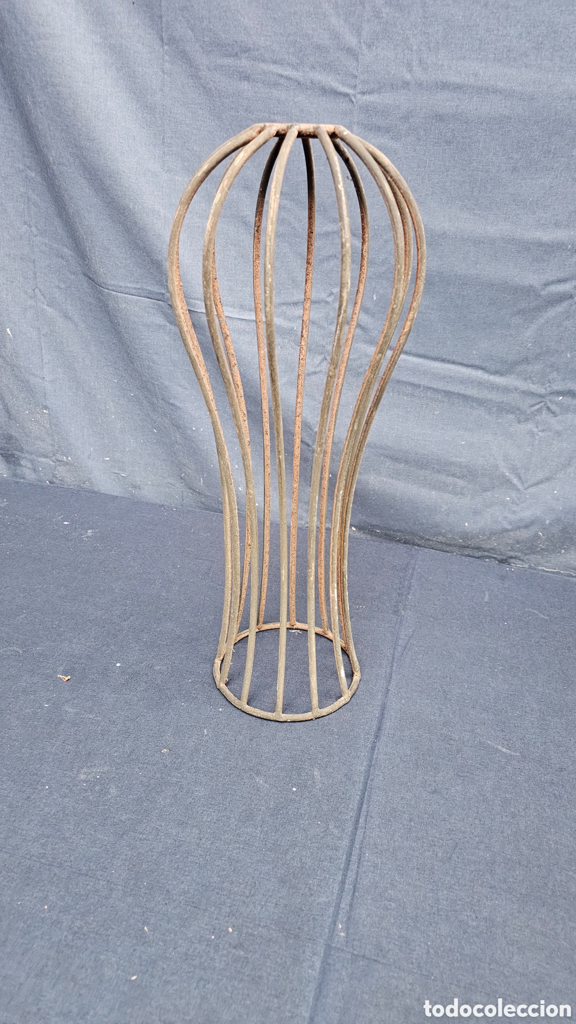 Antig&uuml;edades: Antiguo expositor de sombreros en forja