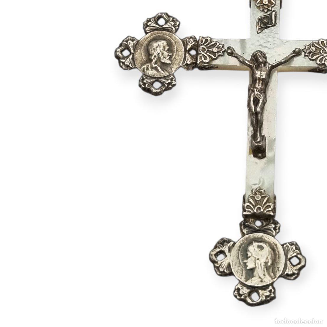 Antig&uuml;edades: Cruz religiosa francesa plata y n&aacute;car con Cristo y medallones de santos circa 1910-1920