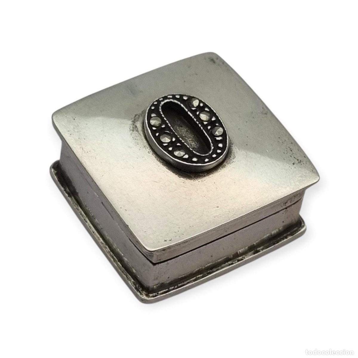 Antig&uuml;edades: Caja pastillero en plata 925 con letra O decorada con marquesitas, circa 1980
