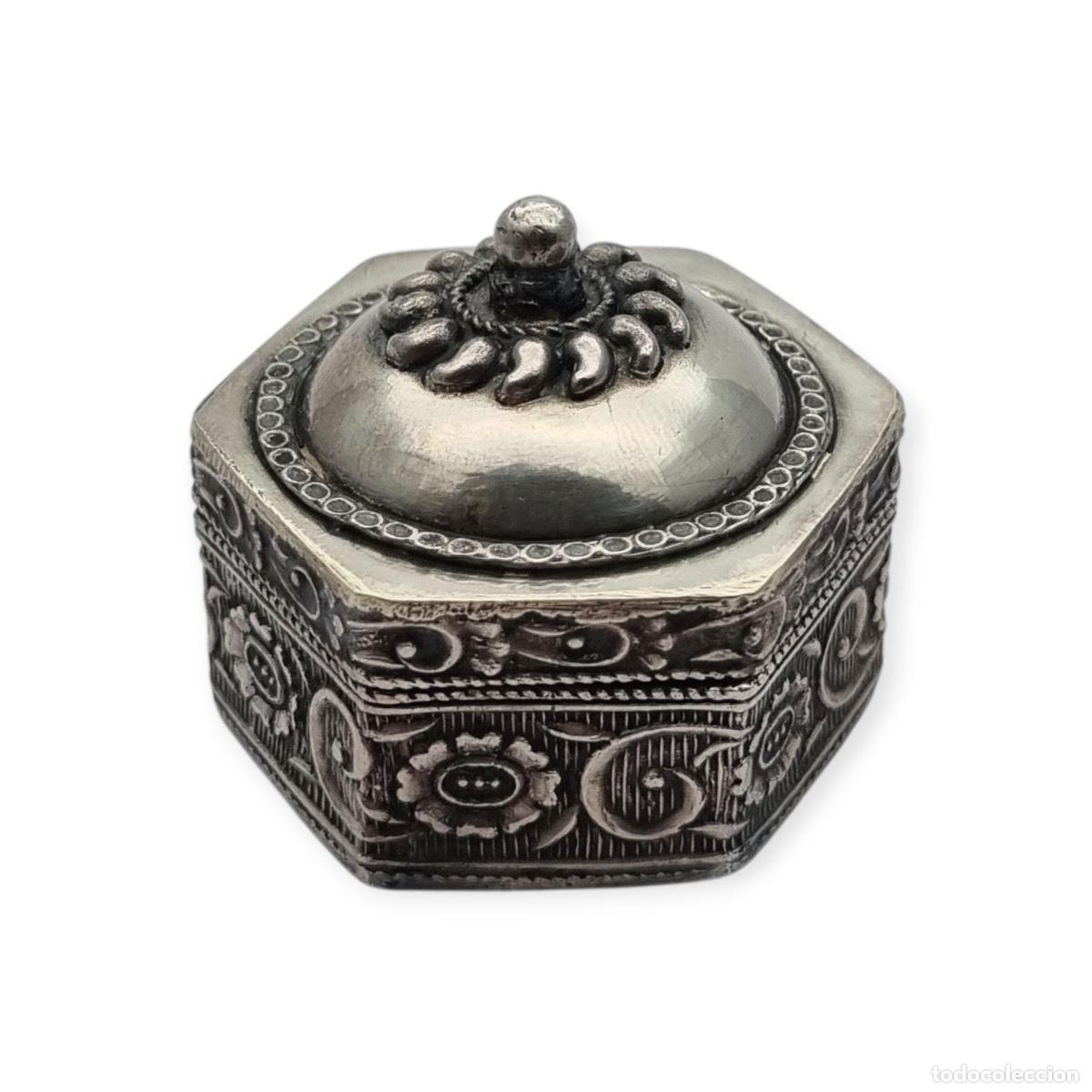 Antig&uuml;edades: Caja de plata &eacute;tnica oriental hexagonal con relieve floral y tapa abombada, circa 1970