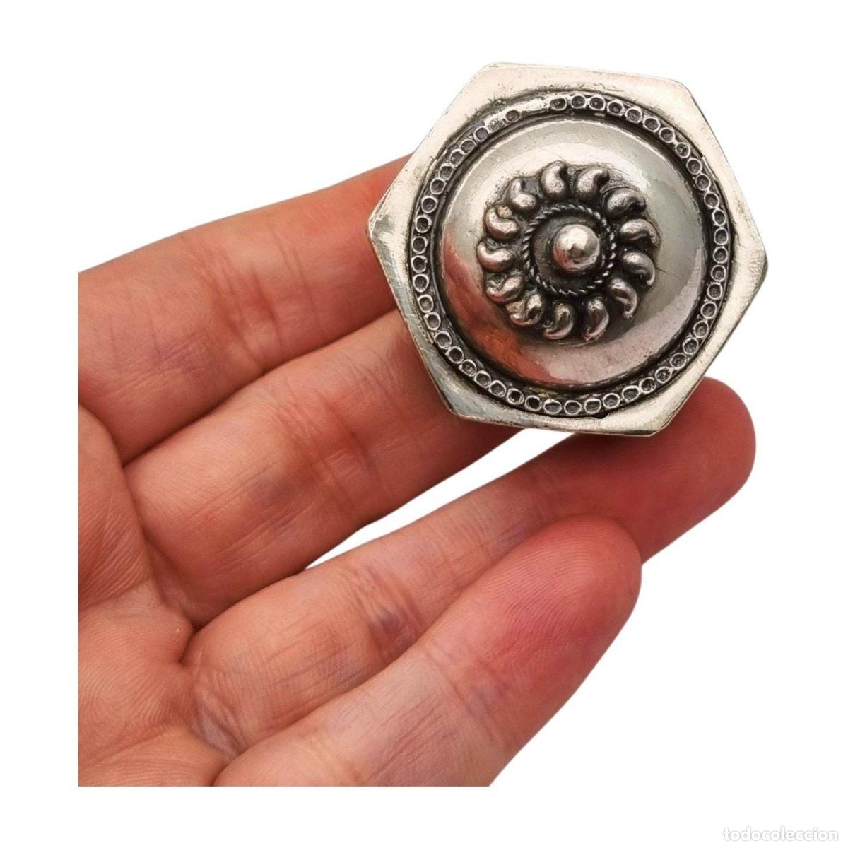 Antig&uuml;edades: Caja de plata &eacute;tnica oriental hexagonal con relieve floral y tapa abombada, circa 1970