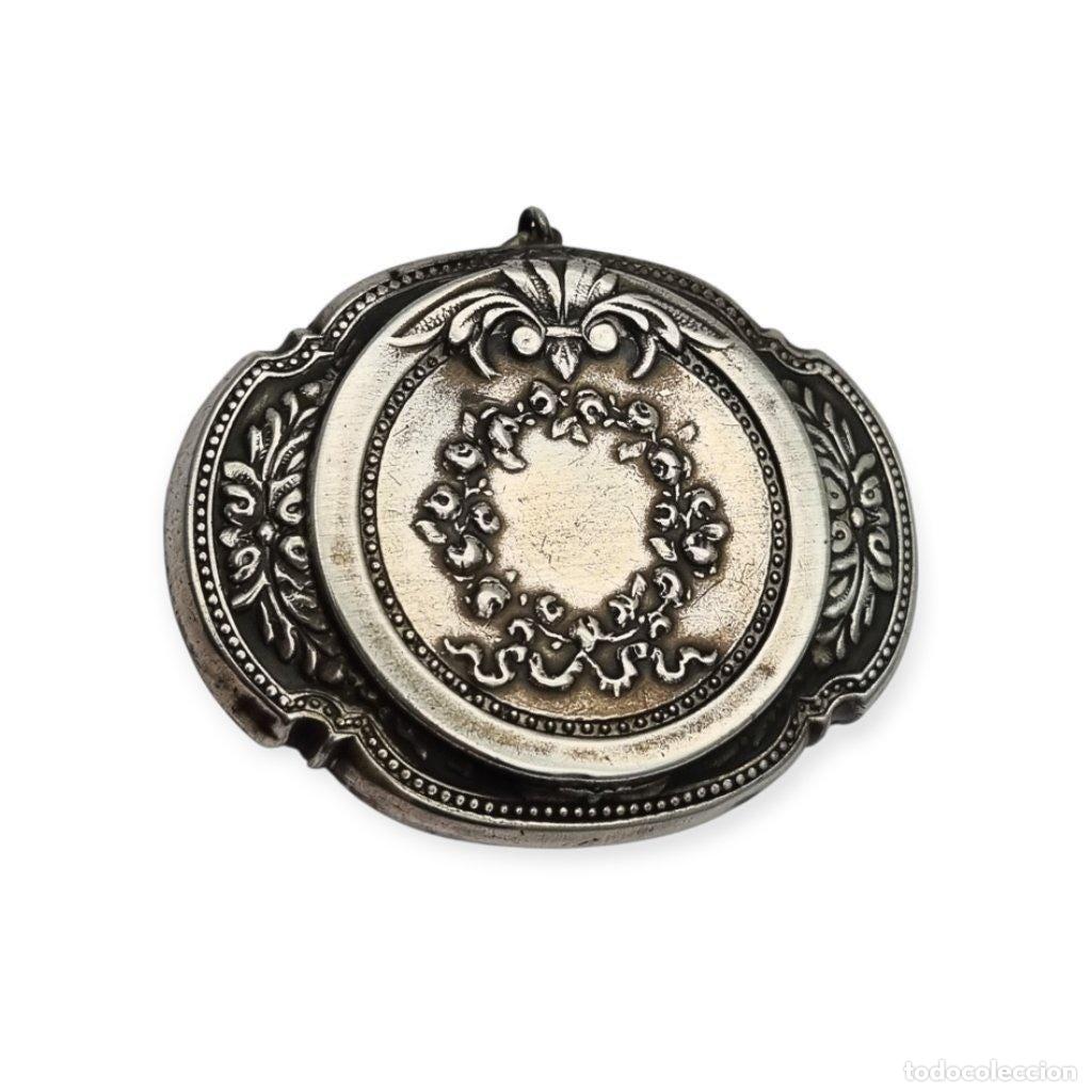 Antig&uuml;edades: Antigua Polvera para chatelaine Modernista de plata con espejo interior, dise&ntilde;o floral, circa 1920.